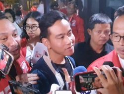 Momen Gibran Rakabuming Raka Enggan Dipakaikan Jaket PSI di Kopdarnas
